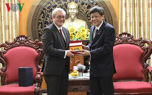 AFP seeks comprehensive cooperation with Voice of Vietnam - ảnh 2